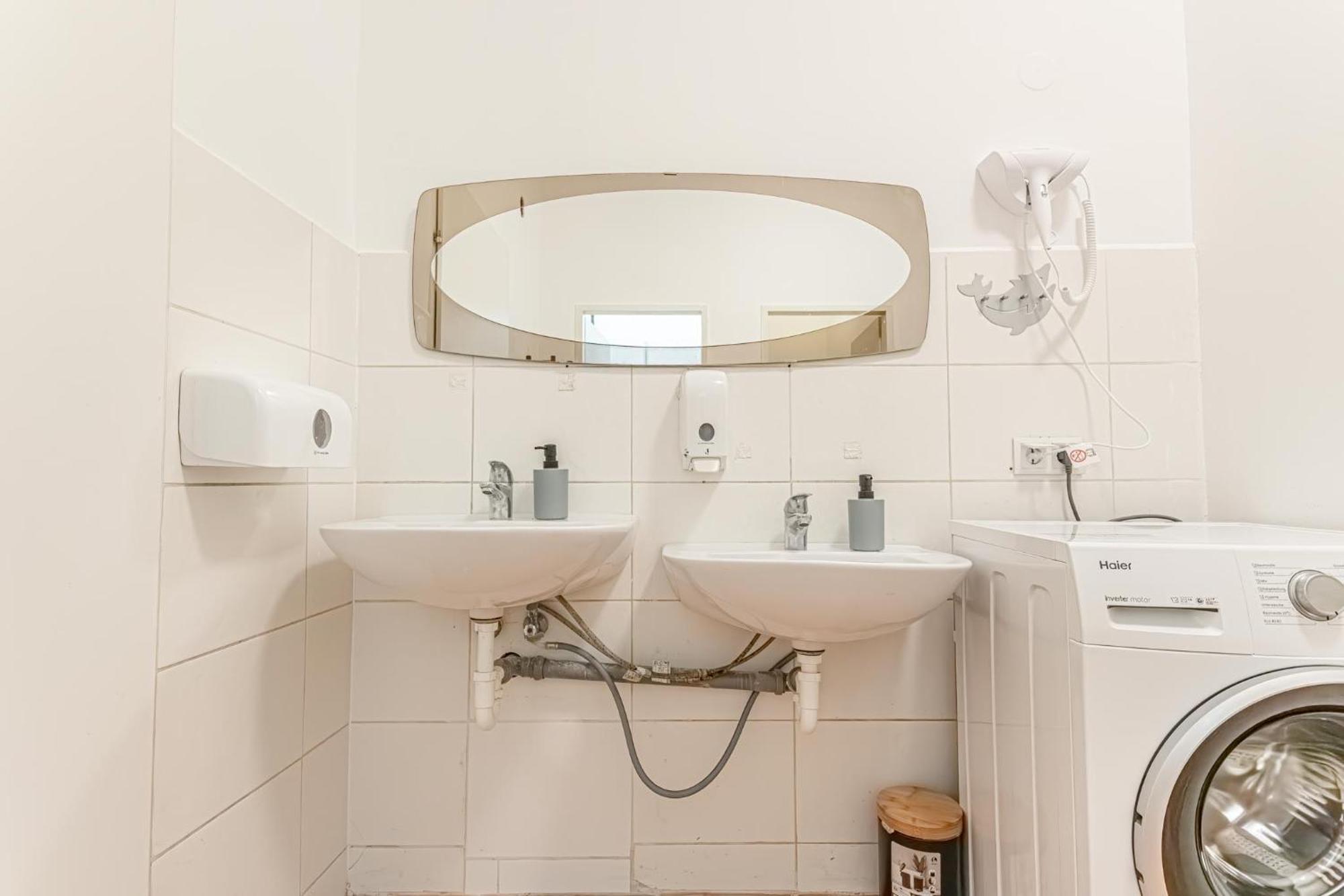 Loevly Shared 6Br With Garden Near Danube & Millenium City Wien Exteriör bild